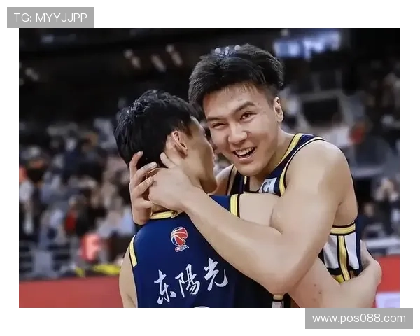 黄荣奇正式加盟同曦上赛季表现稳定场均贡献6分21助攻